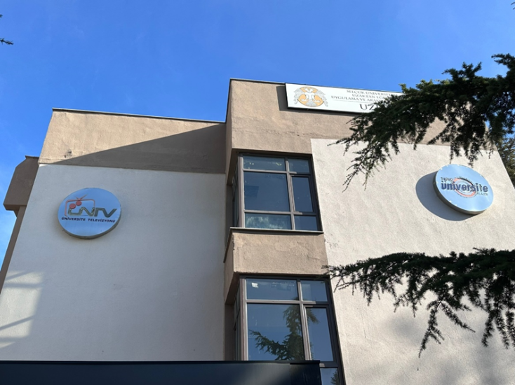 Selçuk Üniversitesi Radyo-Televizyon Yapım Ve Yayıncılık Araştırma Ve Uygulama Merkezi (Ün Tv) Stüdyosu Akratek Tarafından Yenilendi.